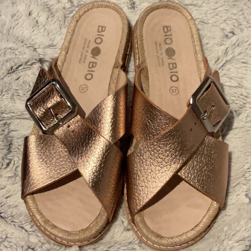 Women's Metallic Sandals NWOT rose gold Made in Spain